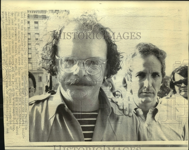 Load image into Gallery viewer, 1971 Press Photo Dr. Daniel Ellsberg &amp; Anthony Russo at Federal building
