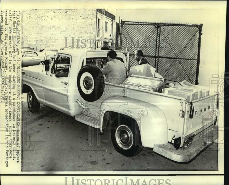 Load image into Gallery viewer, 1971 Press Photo Ellsberg papers confiscated by FBI from warehouse in California
