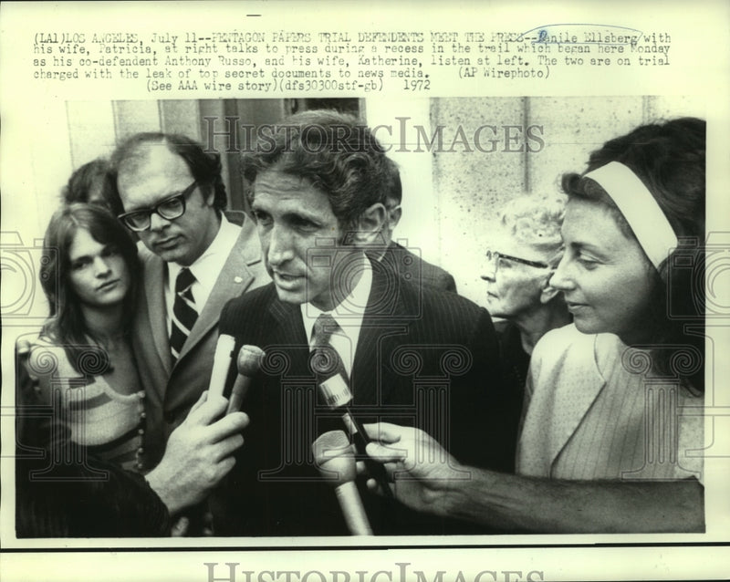 Load image into Gallery viewer, 1972 Press Photo Daniel Ellsberg and others with press during trial recess

