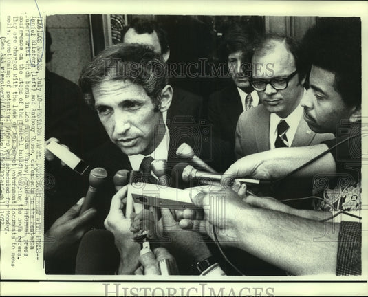 1972 Press Photo Daniel Ellsberg & Anthony Russo talk to newsmen at federal bldg