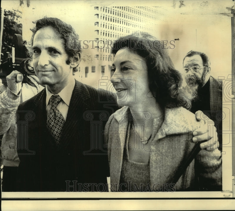 Load image into Gallery viewer, 1973 Press Photo Daniel Ellsberg &amp; wife Pat at Federal Building in Los Angeles
