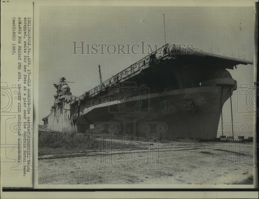 1967 Press Photo Carrier Franklin at Norfolk Naval Base pier - now02313