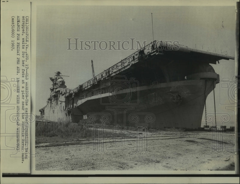 Load image into Gallery viewer, 1967 Press Photo Carrier Franklin at Norfolk Naval Base pier - now02313
