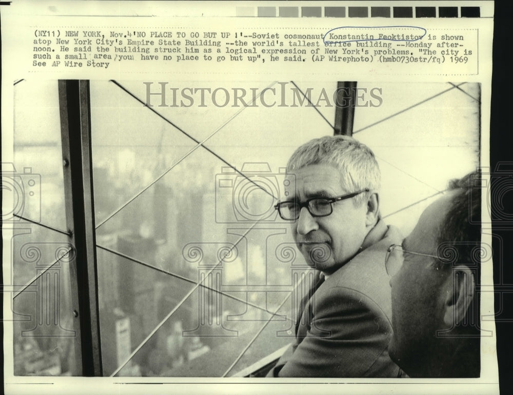 1969 Press Photo Soviet cosmonaut Feoktistov atop Empire State Building
