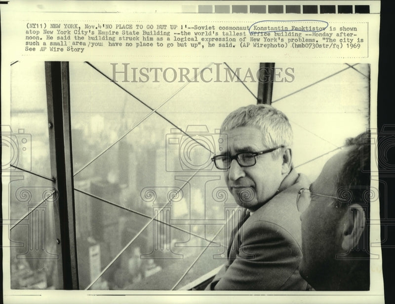 Load image into Gallery viewer, 1969 Press Photo Soviet cosmonaut Feoktistov atop Empire State Building
