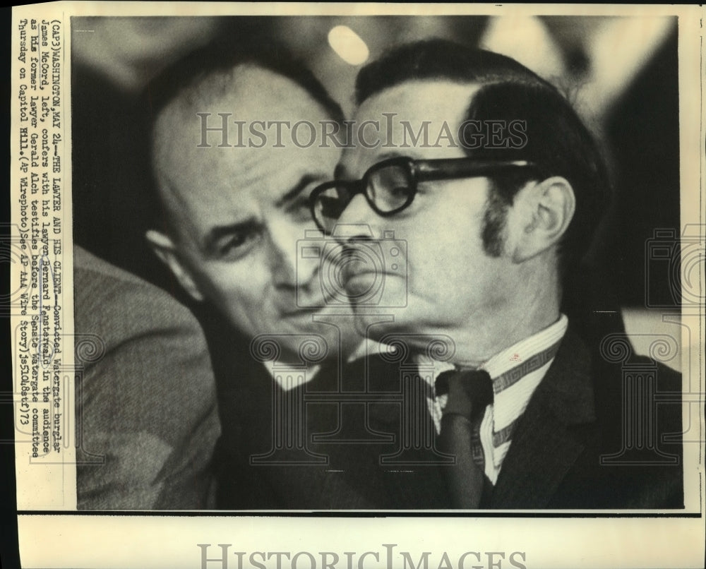 1973 Press Photo James McCord confers with attorney Bernard Fensterwald