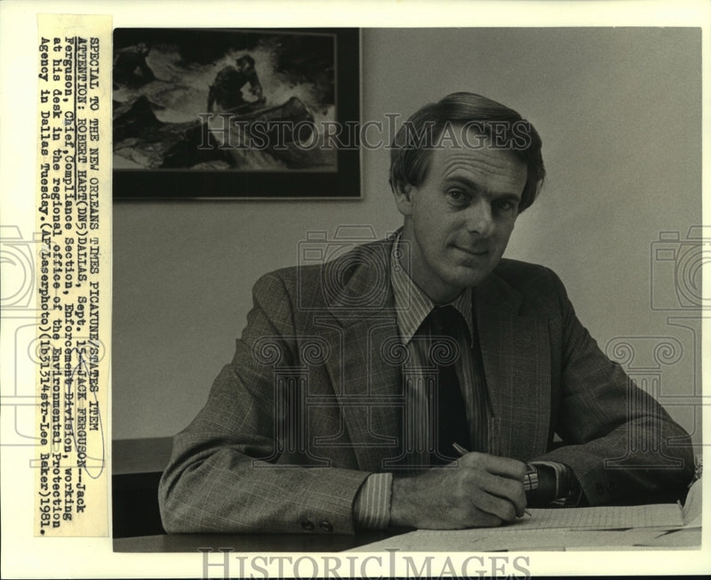 Load image into Gallery viewer, 1981 Press Photo Jack Ferguson of EPA in Dallas office - now02378

