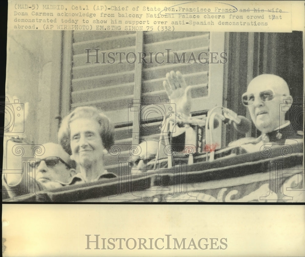 1975 Press Photo General Franco & wife wave to crowd from palace balcony