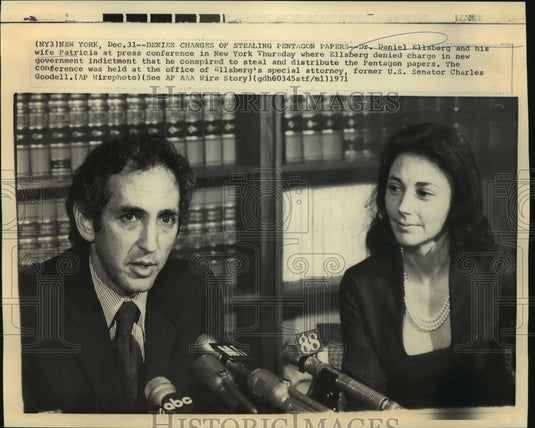 1971 Press Photo Daniel Ellsberg & wife shown at press conference in New York