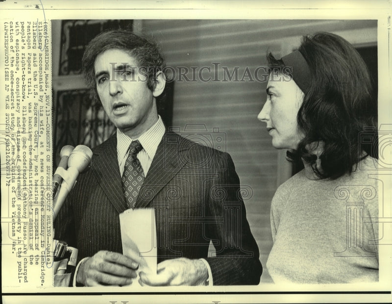 Load image into Gallery viewer, 1972 Press Photo Daniel Ellsberg &amp; wife Patricia at a Cambridge news conference.
