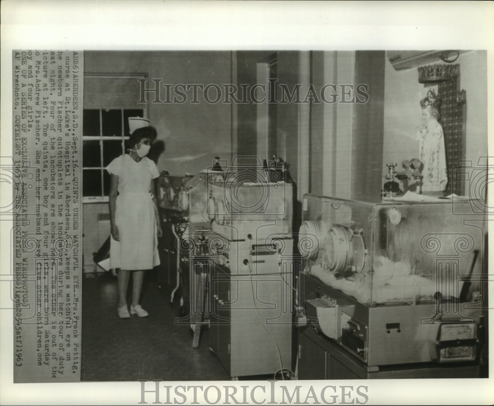 1963 Press Photo Mrs. Frank Fettig, St. Luke&#39;s nurse watches Fischer quintuplets