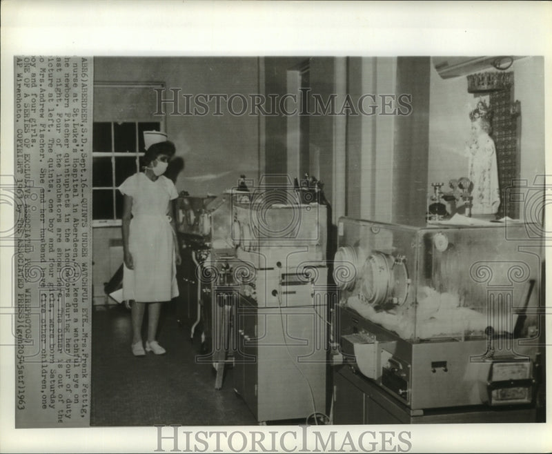 Load image into Gallery viewer, 1963 Press Photo Mrs. Frank Fettig, St. Luke's nurse watches Fischer quintuplets
