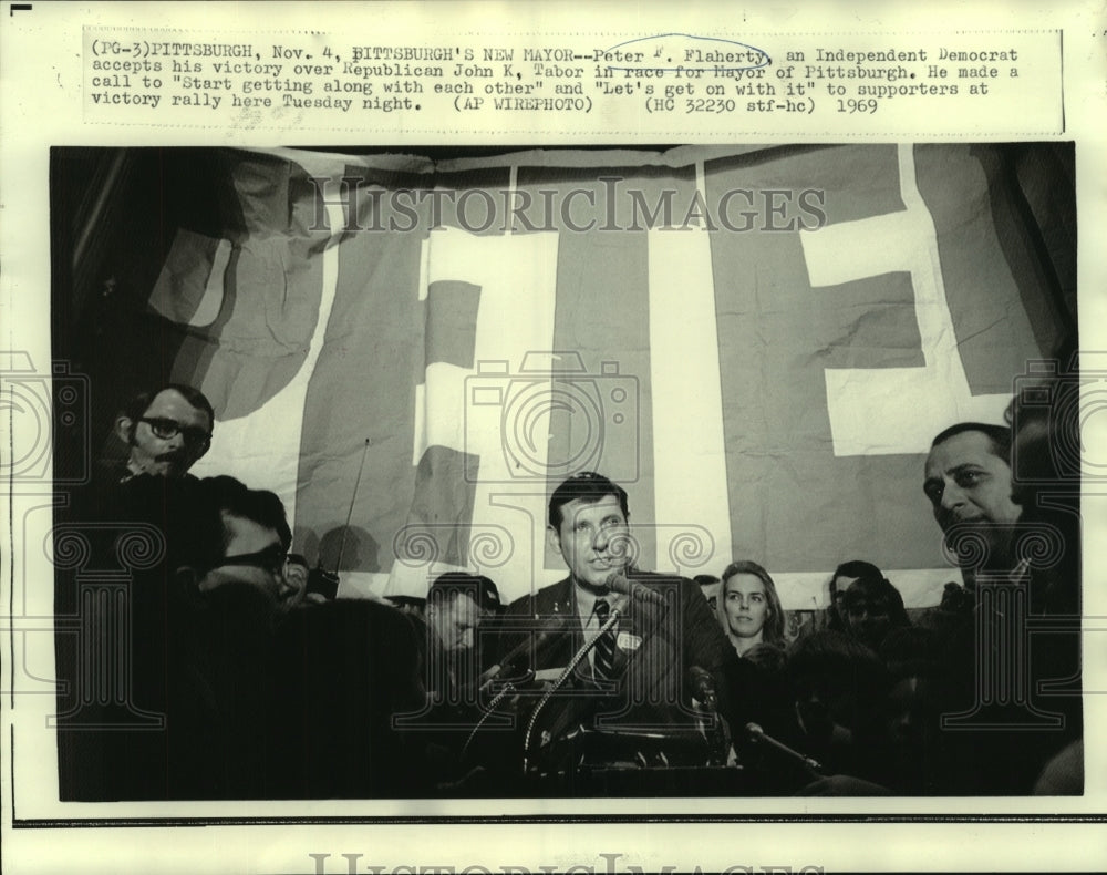 1969 Press Photo Mayor Peter Flaherty speaks to his supporters at victory rally