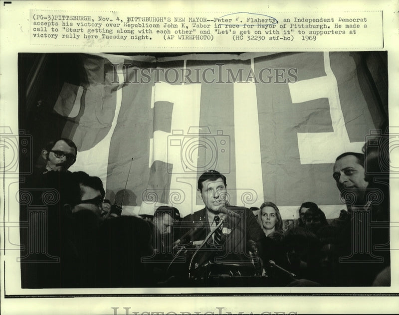 Load image into Gallery viewer, 1969 Press Photo Mayor Peter Flaherty speaks to his supporters at victory rally
