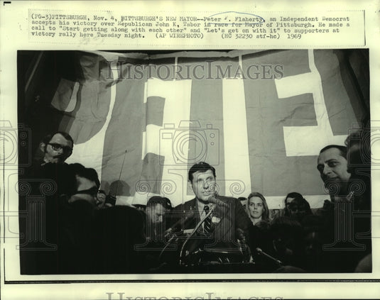 1969 Press Photo Mayor Peter Flaherty speaks to his supporters at victory rally