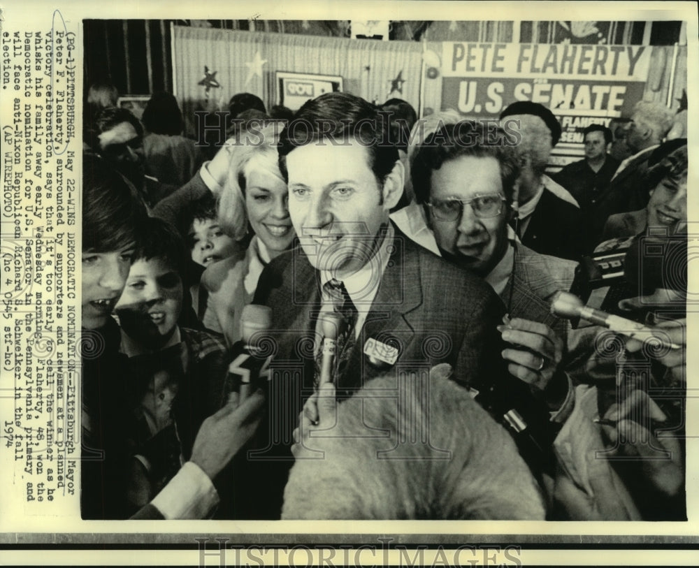 1974 Press Photo Pittsburgh Mayor Flaherty with supporters &amp; newsmen - now02453