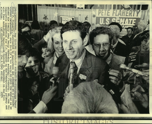 1974 Press Photo Pittsburgh Mayor Flaherty with supporters & newsmen - now02453