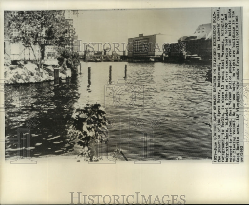 Load image into Gallery viewer, 1962 Press Photo Site where East Germans hijacked boat and escaped to W. Berlin
