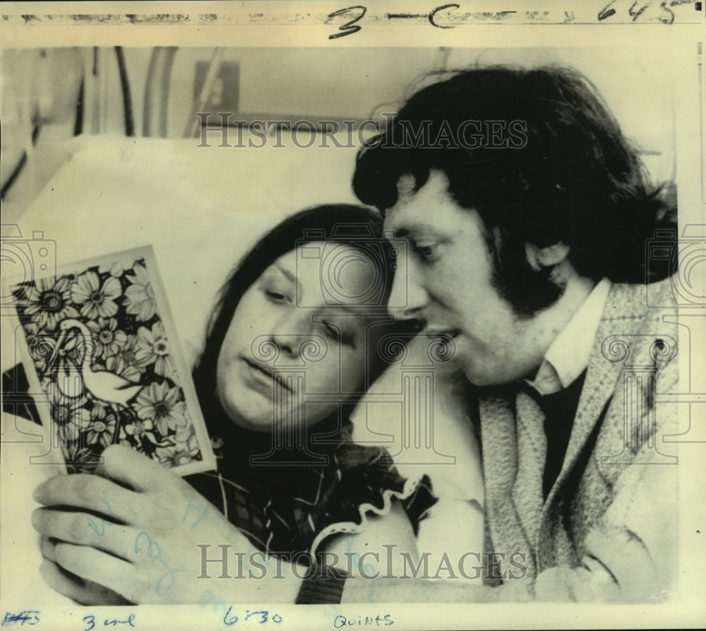 1972 Press Photo Mr. &amp; Mrs. David Furlow read congratulatory telegram on quints