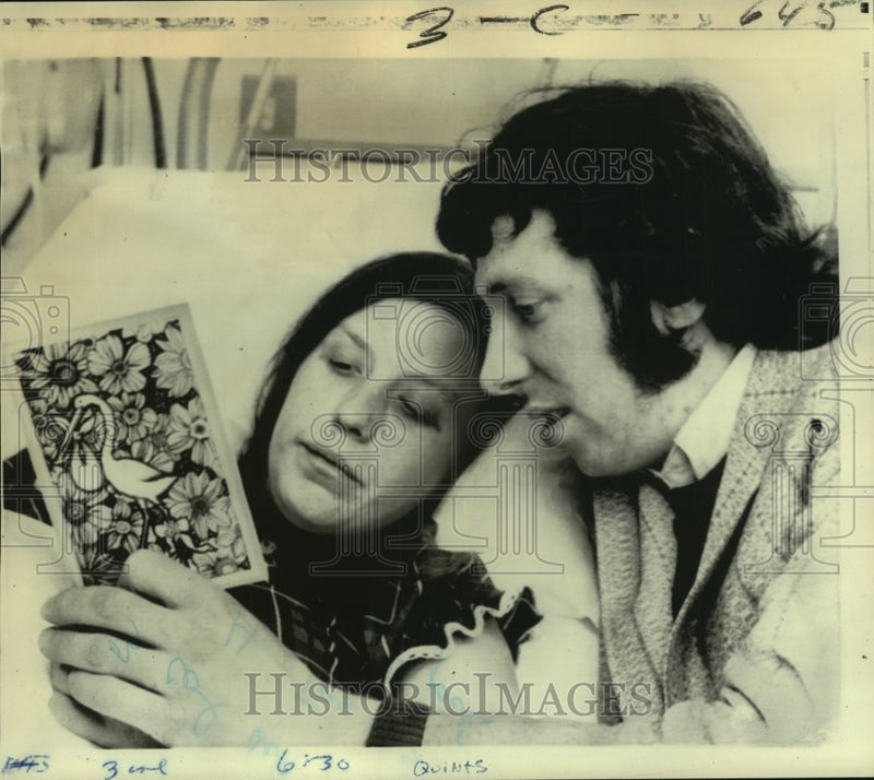 Load image into Gallery viewer, 1972 Press Photo Mr. &amp; Mrs. David Furlow read congratulatory telegram on quints
