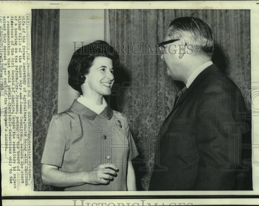 1969 Press Photo Mrs. Orville Freeman & Wilbur Mills meet in Washington