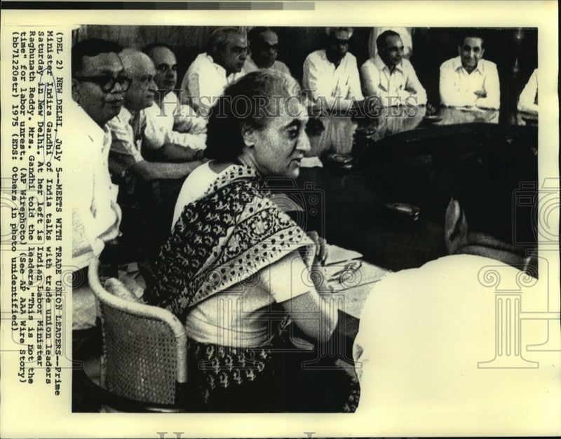 Load image into Gallery viewer, 1975 Press Photo Prime Minister Indira Gandhi &amp; trade union leaders of India
