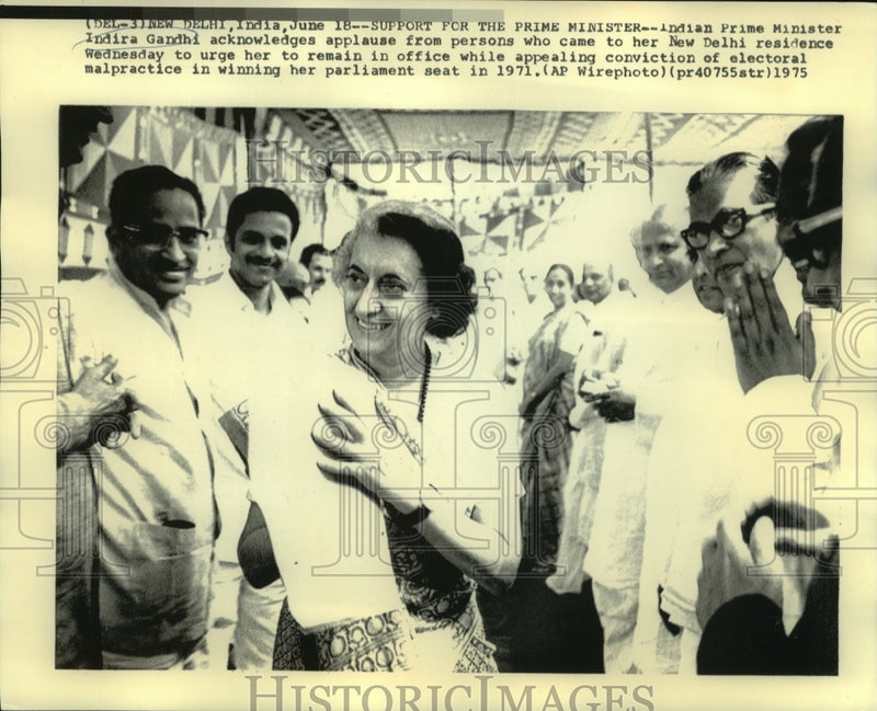 Load image into Gallery viewer, 1971 Press Photo Indian Prime Minster Indira Gandhi acknowledges applause
