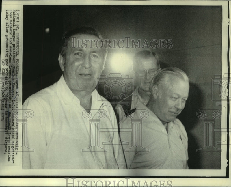 Load image into Gallery viewer, 1976 Press Photo Charles Feeney &amp; others leave baseball strike session in FL
