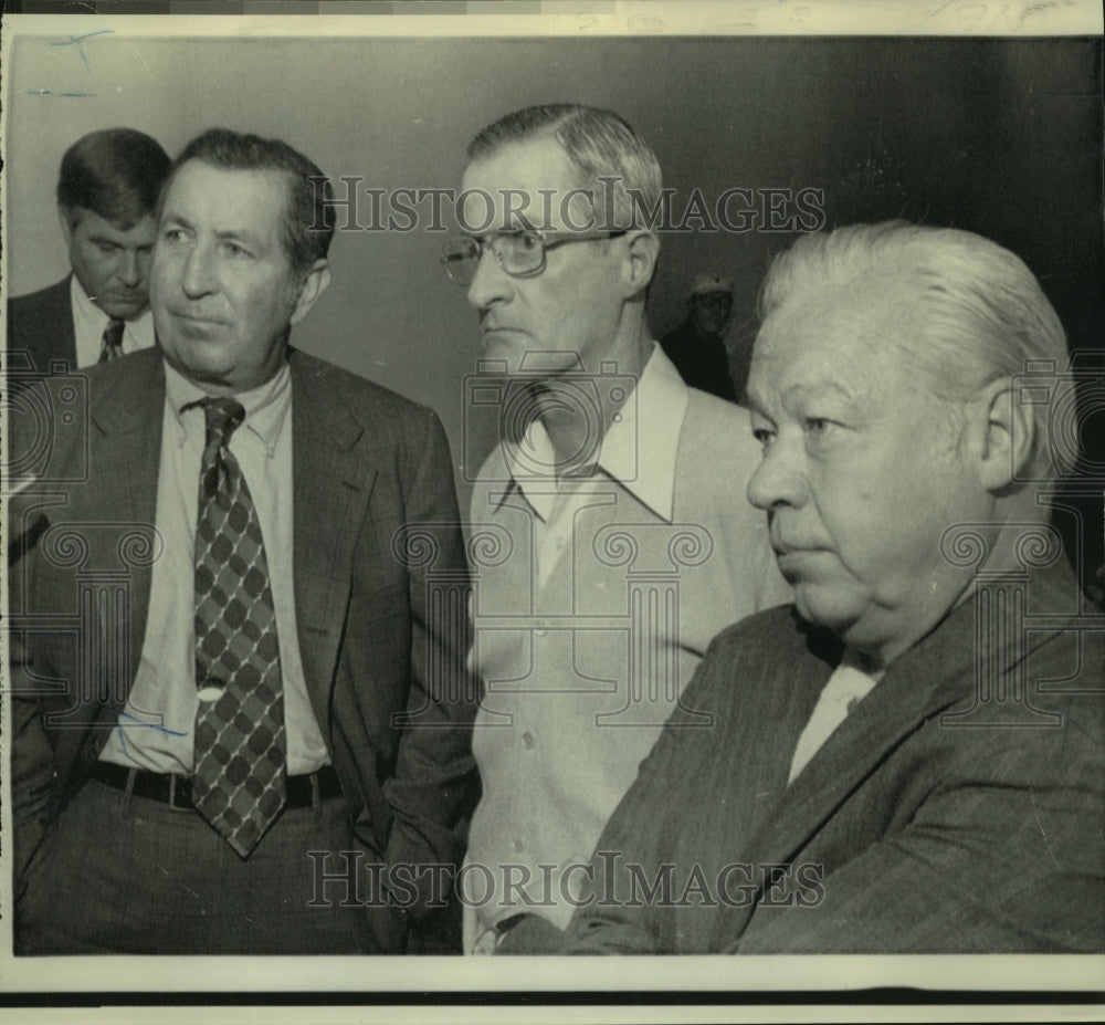 1970 Press Photo Chub Feeney &amp; others discuss baseball negotiations with newsmen
