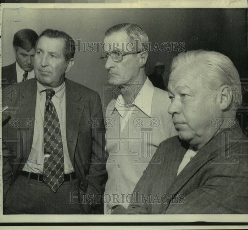 Load image into Gallery viewer, 1970 Press Photo Chub Feeney &amp; others discuss baseball negotiations with newsmen
