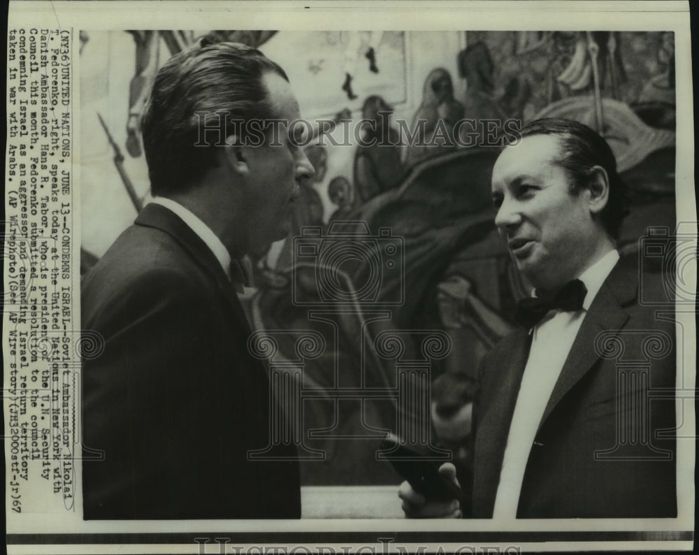 1967 Press Photo Soviet Ambassador Fedorenko with Ambassador Tabor at U.N. in NY