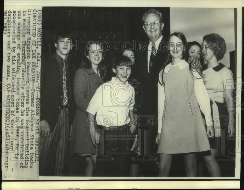 1972 Press Photo Houston Feaster &amp; family leaving federal building in Mobile, AL