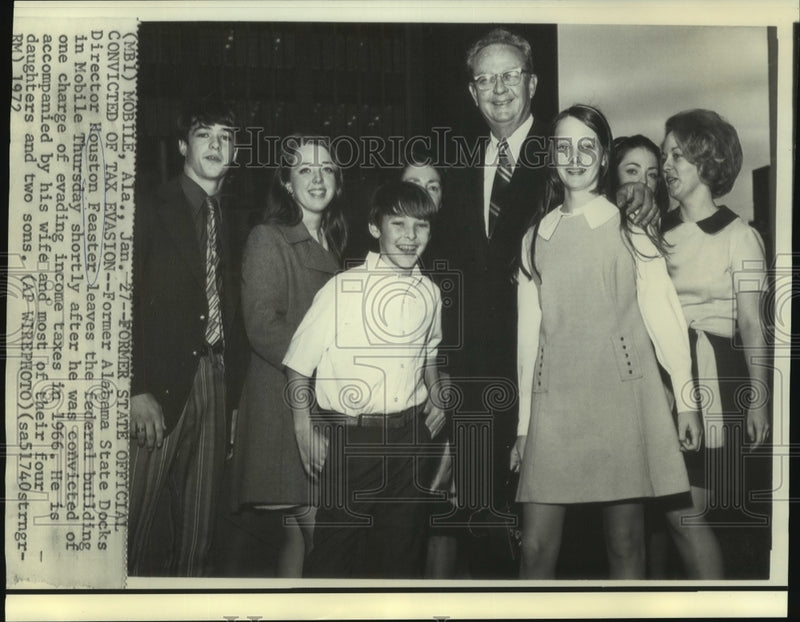Load image into Gallery viewer, 1972 Press Photo Houston Feaster &amp; family leaving federal building in Mobile, AL
