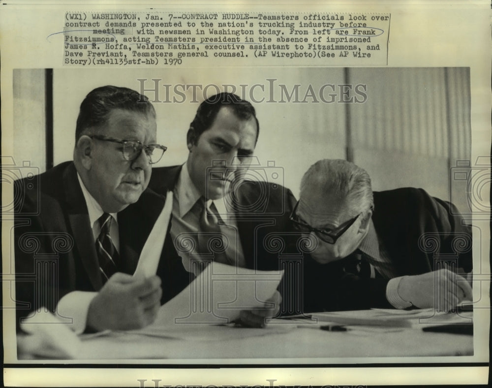 1970 Press Photo Frank Fitzsimmons &amp; others look over contract demands