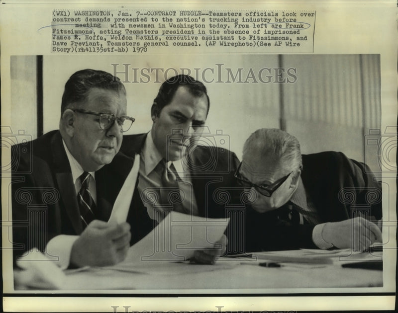 Load image into Gallery viewer, 1970 Press Photo Frank Fitzsimmons &amp; others look over contract demands
