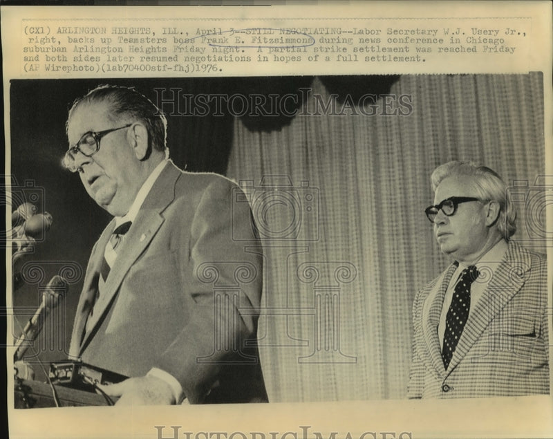 Load image into Gallery viewer, 1976 Press Photo Frank Fitzsimmons &amp; W.J. Usery with newsmen near Chicago
