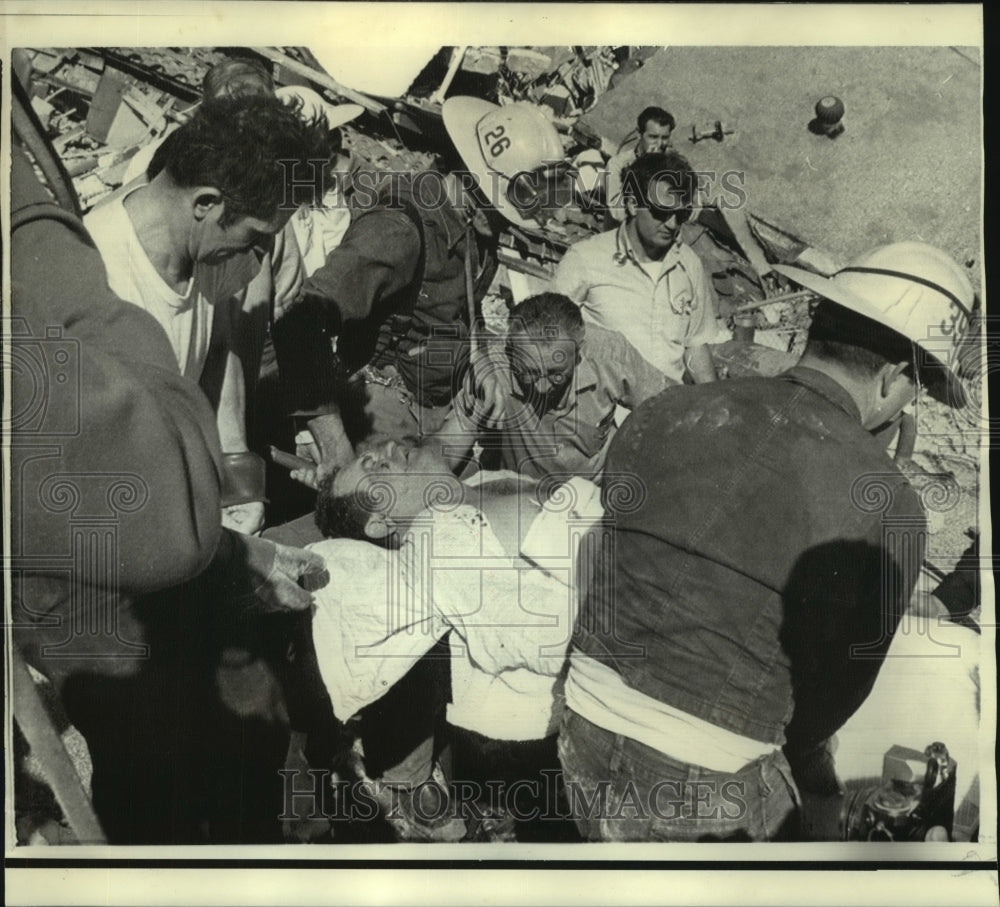 1971 Press Photo Patient at VA Hospital rescued from earthquake - now02631