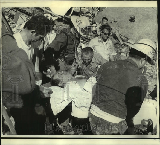 1971 Press Photo Patient at VA Hospital rescued from earthquake - now02631