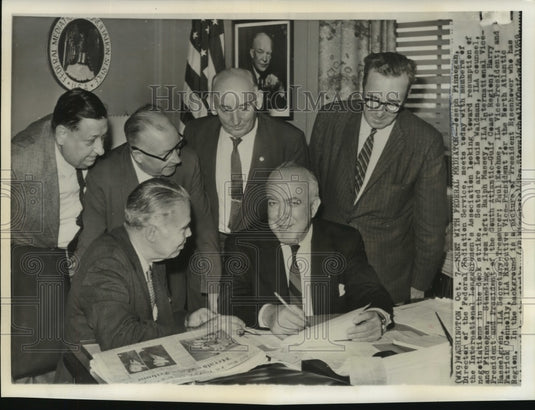 1959 Press Photo Joseph Finnegan & members of Longshoremen's Association