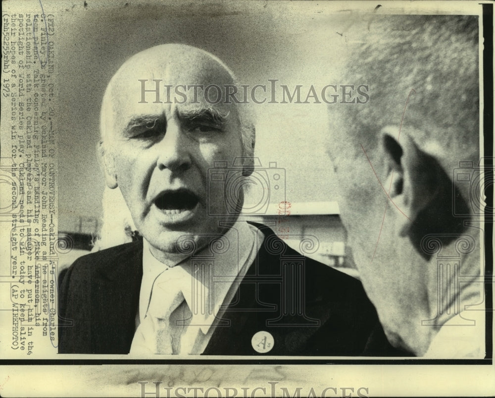 1973 Press Photo Oakland A&#39;s owner, Charles Finley with Oakland Mayor Reading- Historic Images