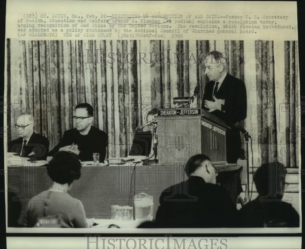1966 Press Photo Arthur Fleming at meeting in St. Louis, Missouri - now02661