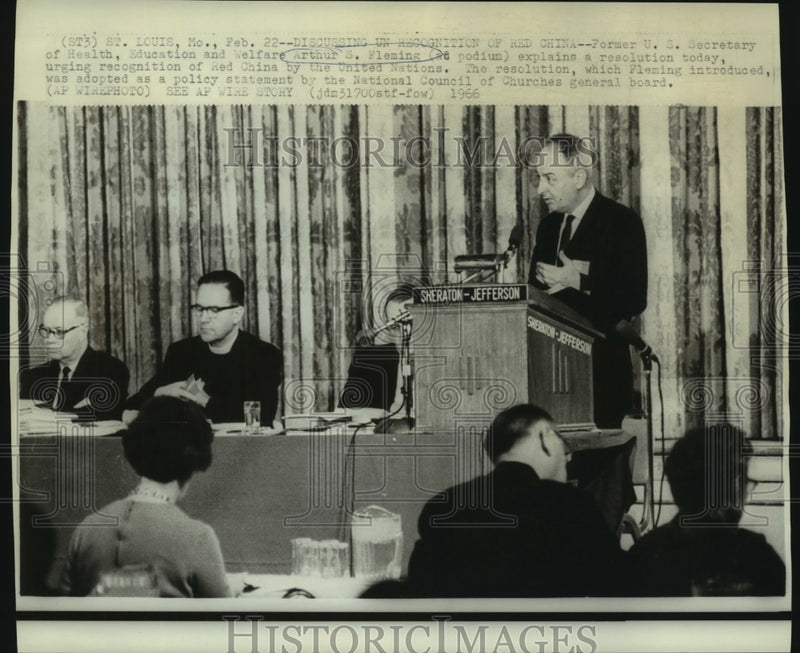 Load image into Gallery viewer, 1966 Press Photo Arthur Fleming at meeting in St. Louis, Missouri - now02661
