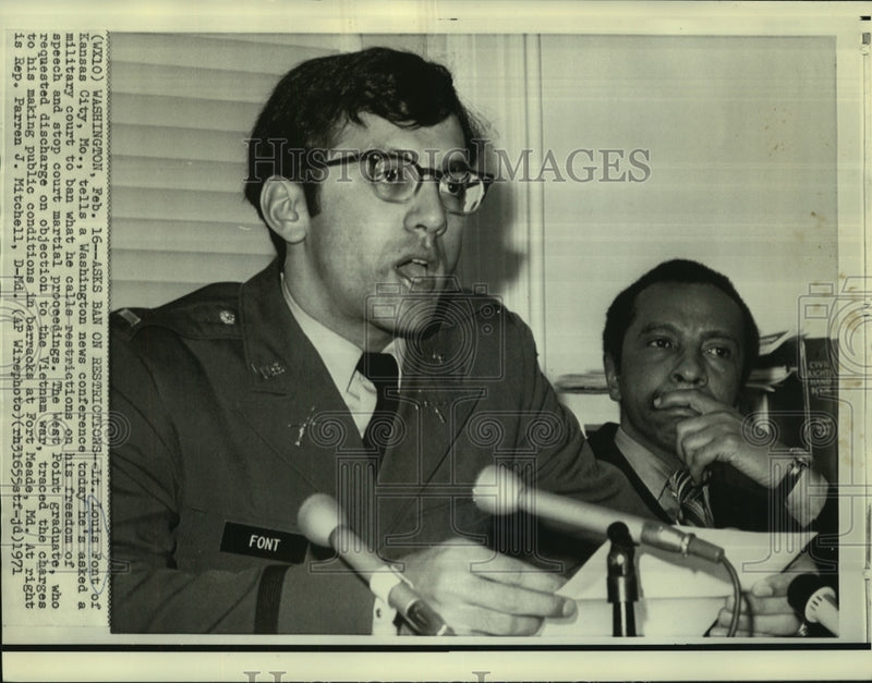 Load image into Gallery viewer, 1971 Press Photo Lt. Louis Font speaks at Washington news conference
