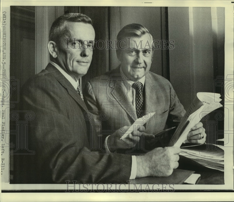 Load image into Gallery viewer, 1970 Press Photo Paul Findley and another - now02740
