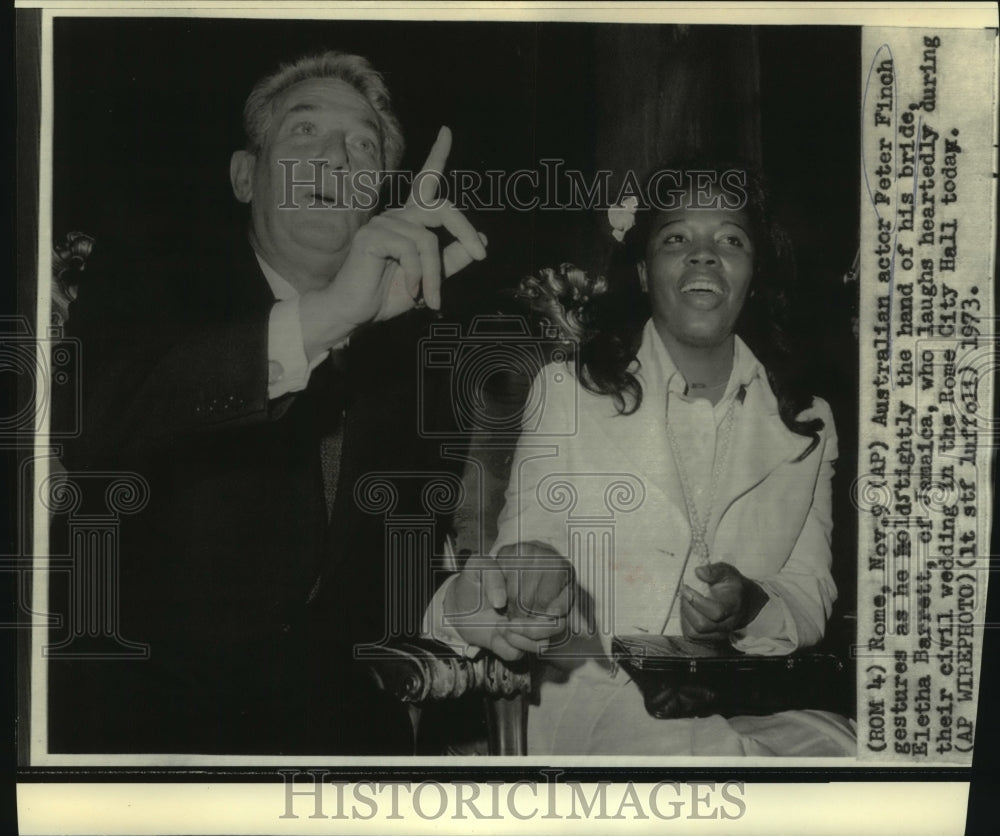 1973 Press Photo Australian actor Peter Finch with bride Eletha Barrett
