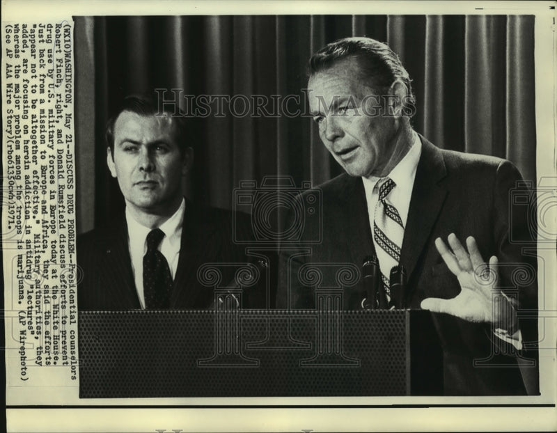 Load image into Gallery viewer, 1971 Press Photo Presidential counselors Finch &amp; Rumsfield discuss drug problems

