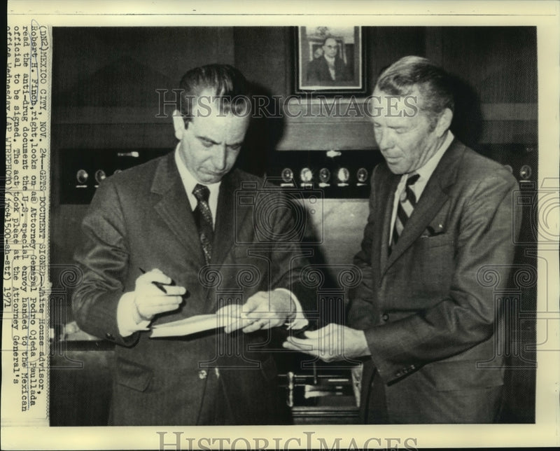 Load image into Gallery viewer, 1971 Press Photo Robert Finch &amp; Attorney Gen. Paullada read anti-drug document

