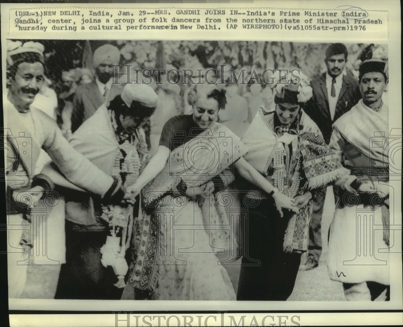 Load image into Gallery viewer, 1976 Press Photo India's Prime Minister Indira Gandhi joins folk dancers
