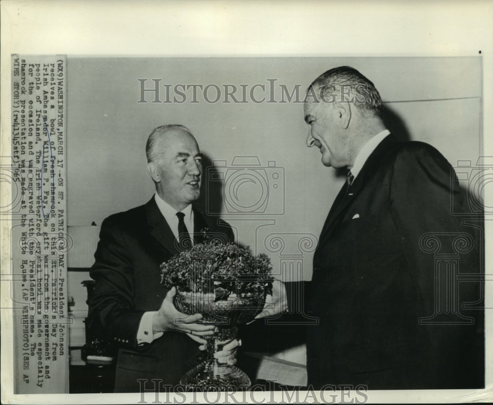1965 Press Photo William Fay presents bow of shamrock to President Johnson
