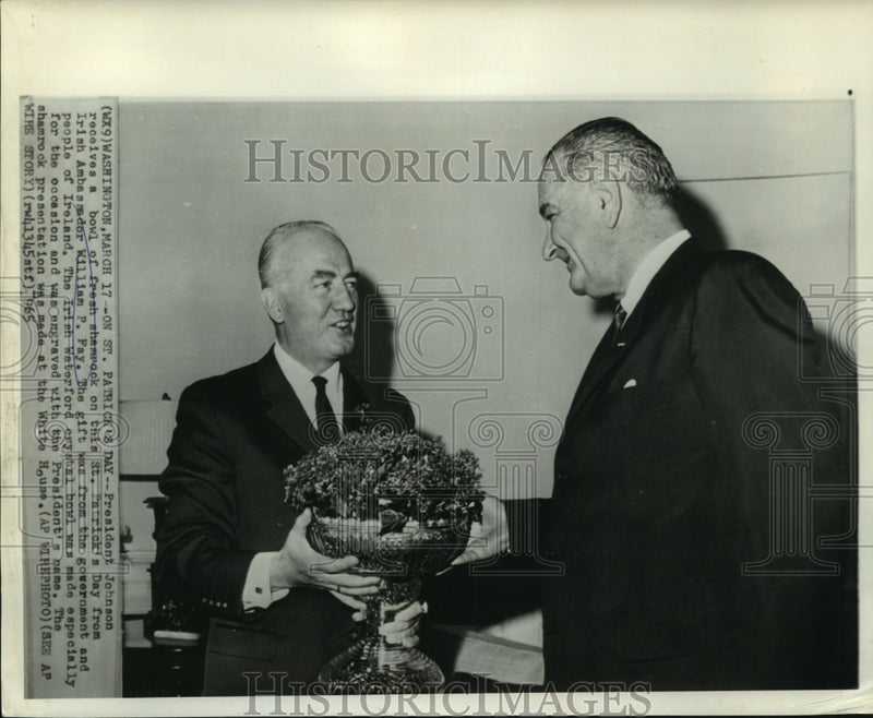Load image into Gallery viewer, 1965 Press Photo William Fay presents bow of shamrock to President Johnson

